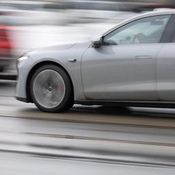 Ein silbernes Auto fährt schnell.