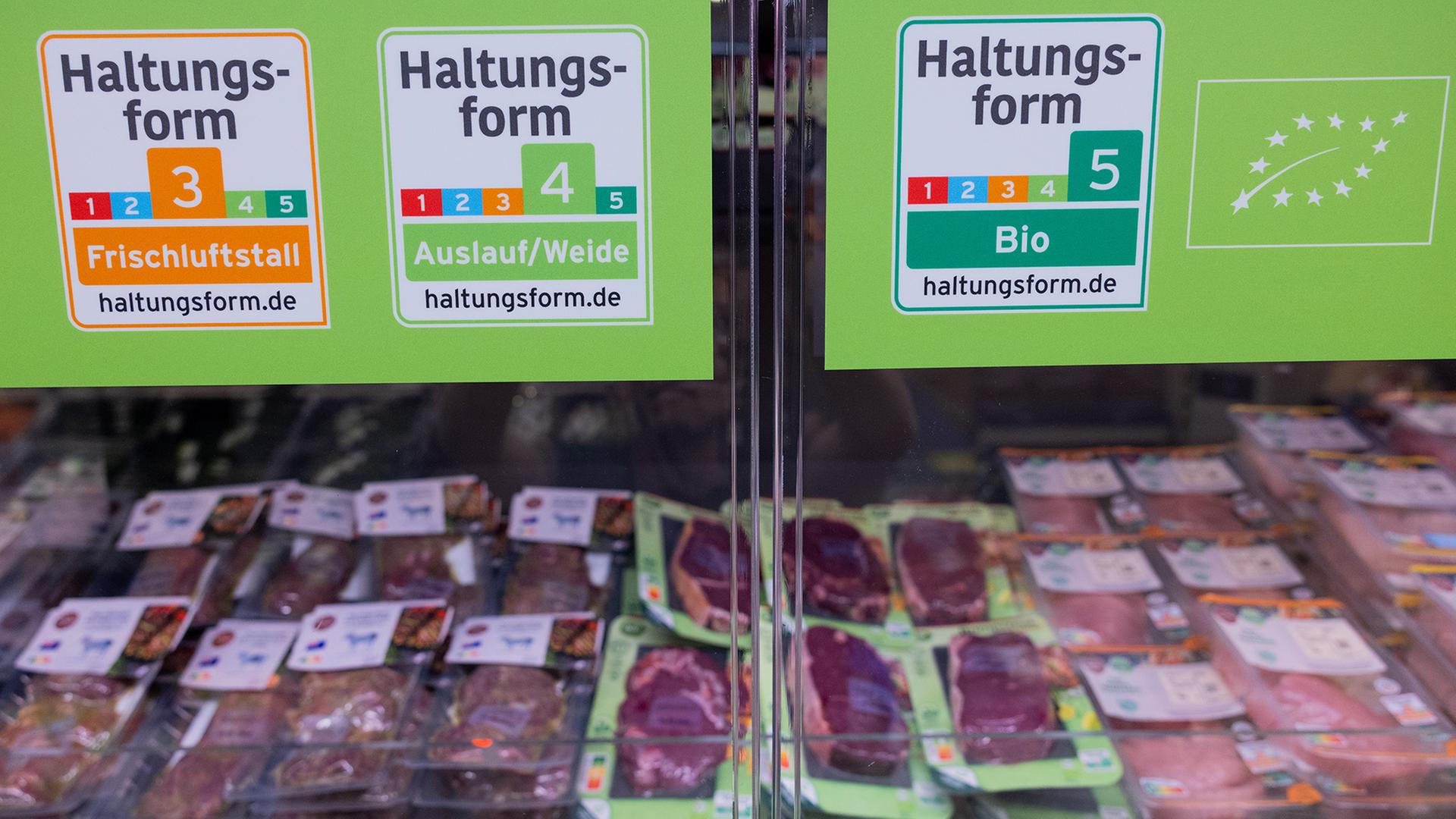 Fleischwaren liegen bei einem Discounter in Kühlschränken nach Haltungsform sortiert. | dpa