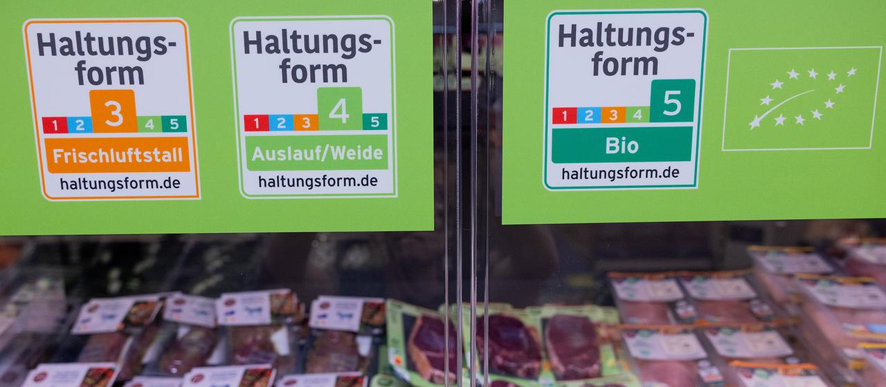 Fleischwaren liegen bei einem Discounter in Kühlschränken nach Haltungsform sortiert.
