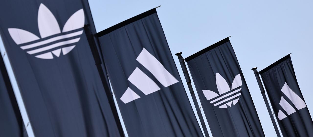 Fahnen mit dem Adidas-Logo
