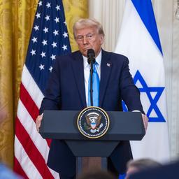 Donald Trump steht während einer Pressekonferenz an einem Pult