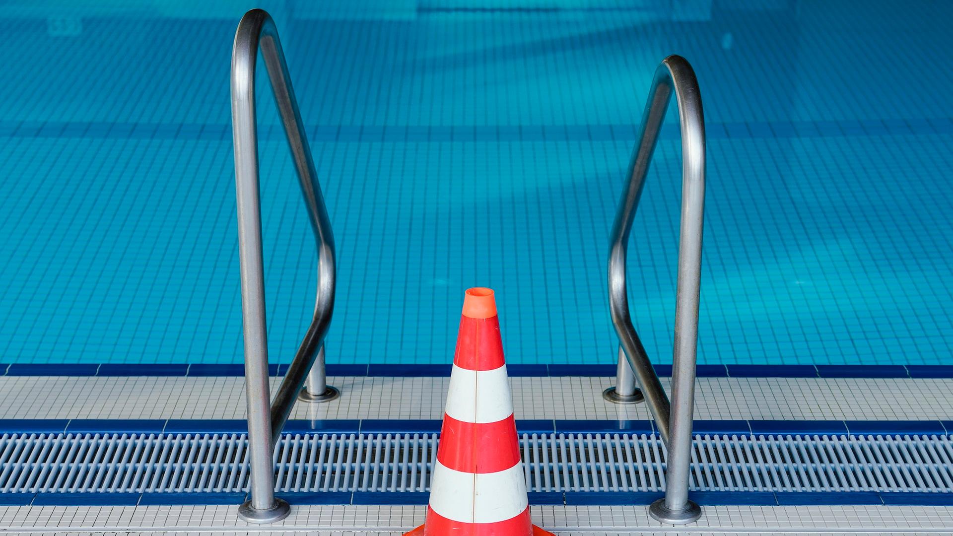 Eine Pylone steht an einer Leiter des Schwimmerbeckens. (Symbolbild) | picture alliance/dpa | Uwe Anspach