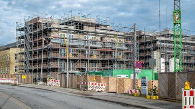 Neubauten für Mehrfamilienhäuser mit Baugerüsten.