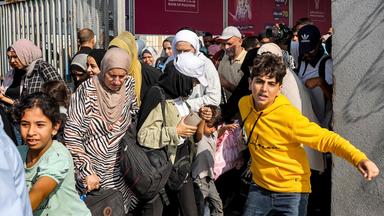 Menschen am Grenzübergang Rafah 