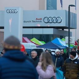 Mitarbeitende demonstrieren gegen die Schließung des Audi-Werks in Brüssel