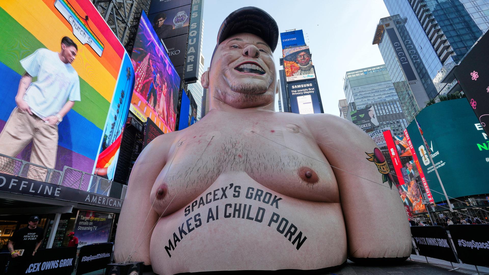 Auf dem Times Square in New York steht eine groÃe aufblasbare Figur, die Elon Musk darstellt. | AP Photo/Seth Wenig