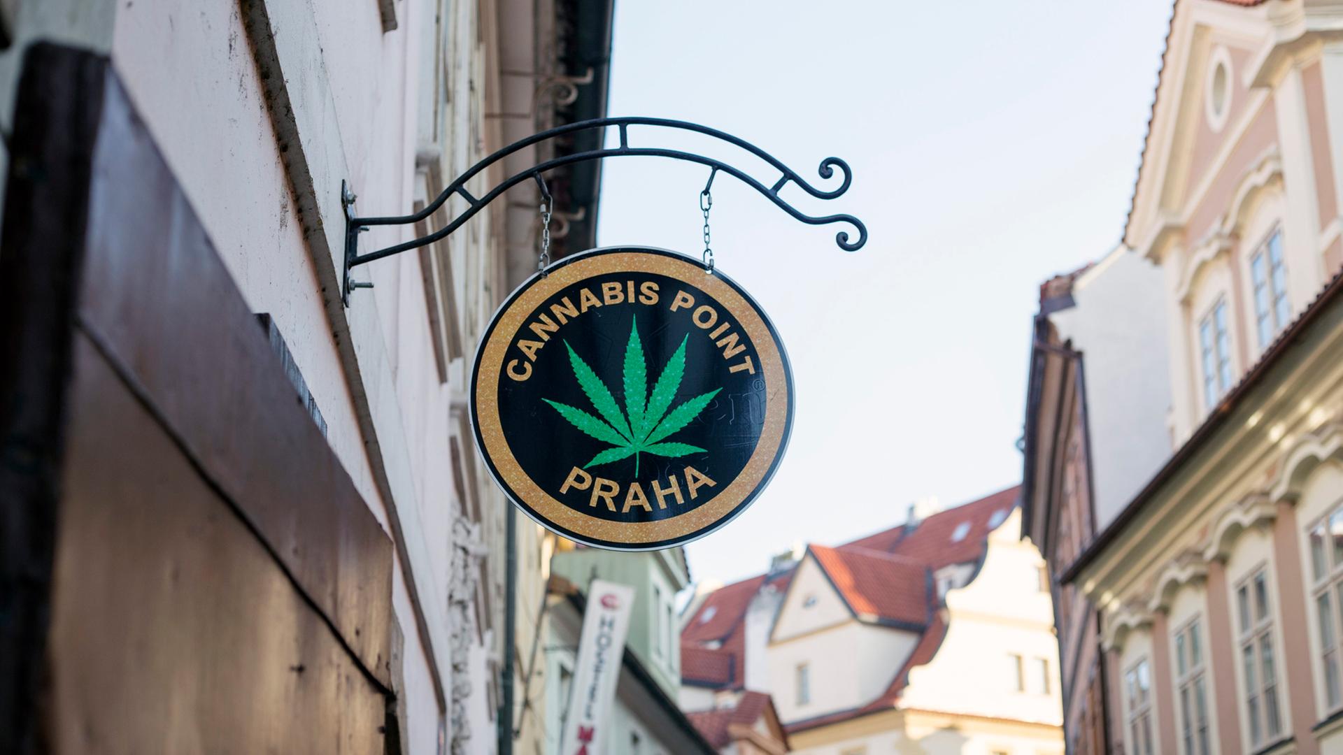 Ein Schild mit einem Hanfblatt in der Prager Altstadt. | picture alliance / NurPhoto