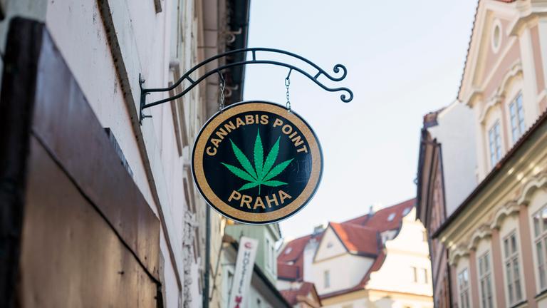 Ein Schild mit einem Hanfblatt in der Prager Altstadt.