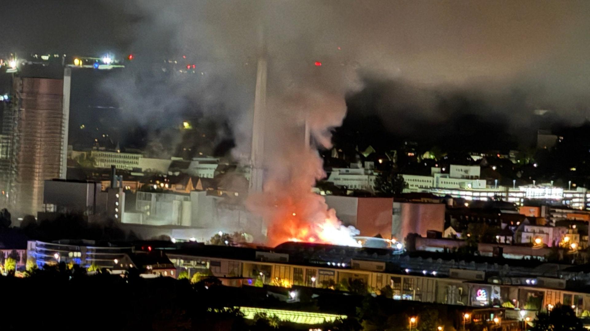 Stundenlange Löscharbeiten nach Brand in Lagerhalle in Ulm