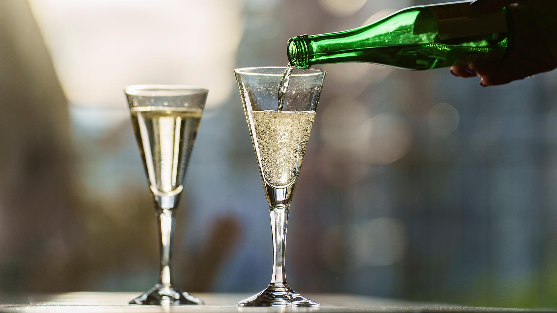 Ein Piccolo-Sekt wird in ein Sektglas gegossen. | dpa