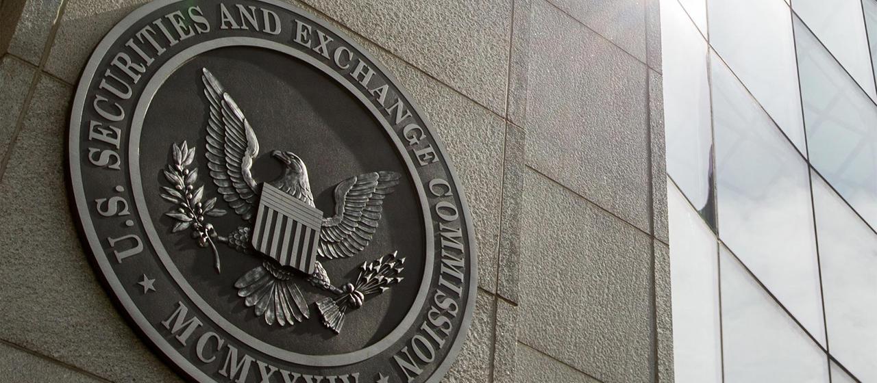 Das Siegel der "U.S. Securities and Exchange Commission" hängt an einem Gebäude in Washington.