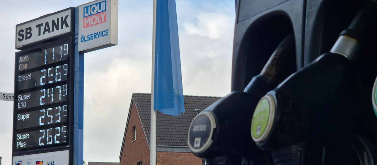 Zapfsäulen stehen vor einer Preisanzeigetafel in Köln. (Archivbild vom 14. September 2026)