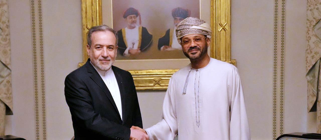 Irans Außenminister Abbas Araghtschi (links) seinem omanischen Amtskollegen Badr al-Bussaidi.