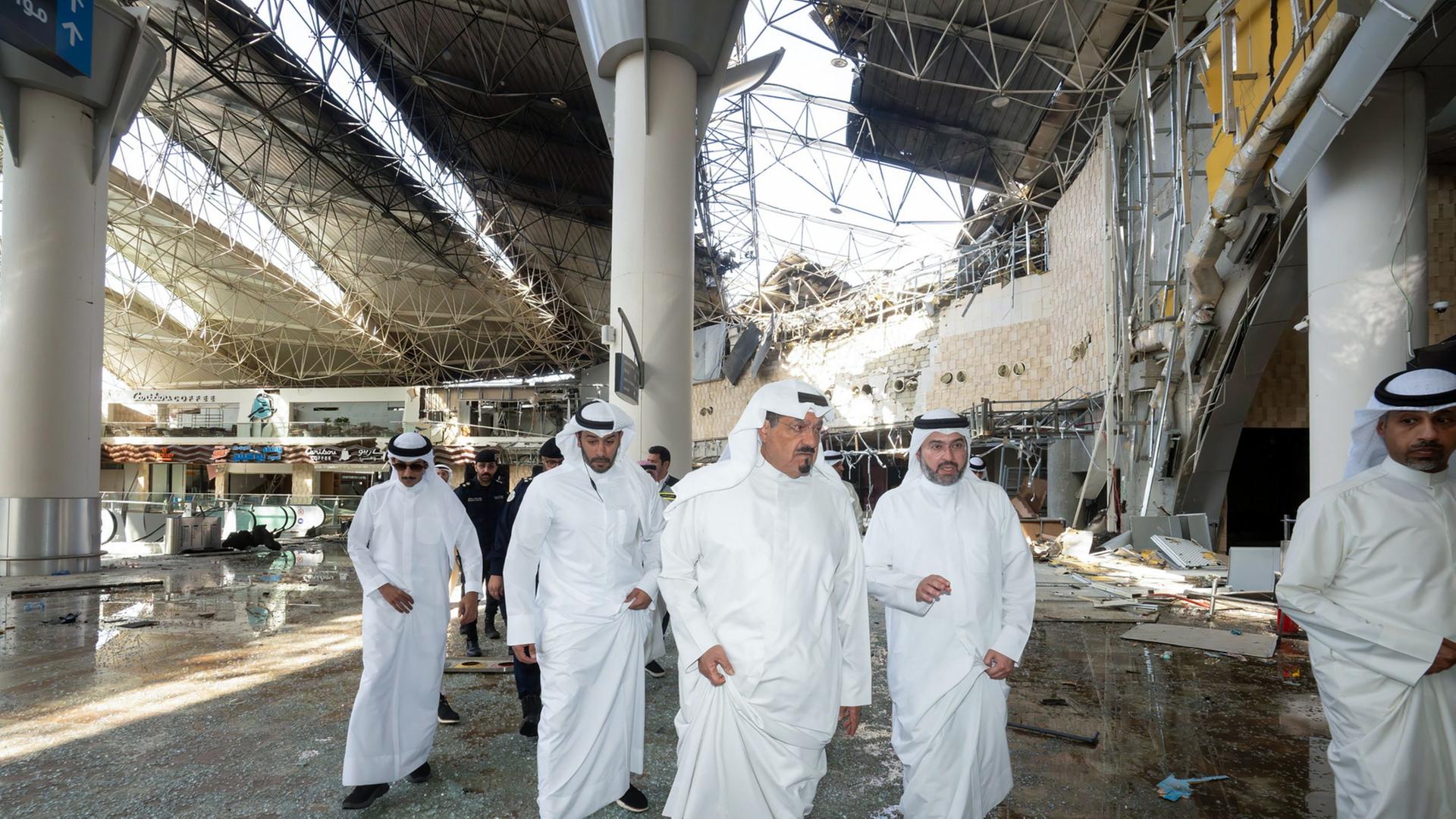 Scheich Ahmad al-Abdullah al-Sabah (Mitte) bei der Besichtigung des beschÃ¤digten Flughafens in Kuwait-Stadt. | AFP PHOTO / KUWAITI NEWS AGENCY (KUNA) / HANDOUT