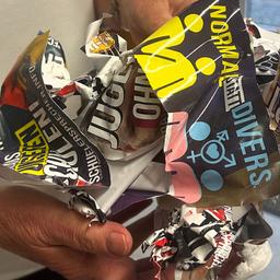 Zusammengeknüllte, rechte Aufkleber in der Hand einer Frau