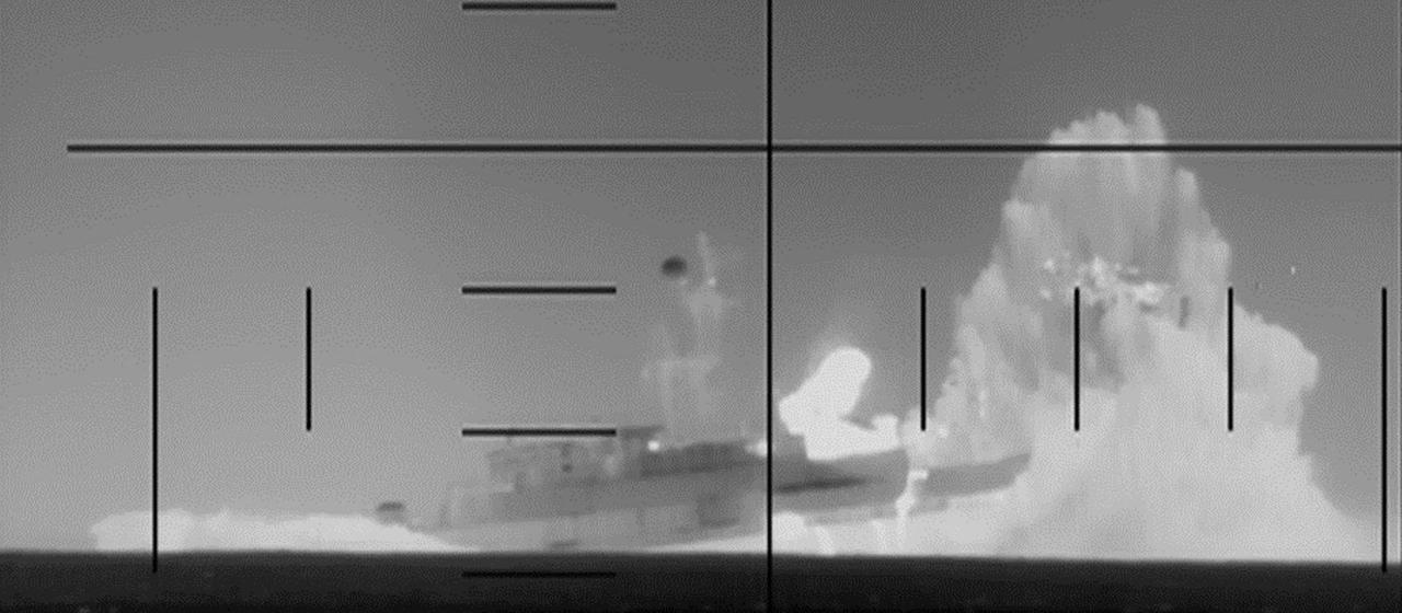 Dieser Ausschnitt aus einem Video, das das US-Verteidigungsministerium am 4. März 2026 veröffentlicht hat, zeigt laut Angaben des Verteidigungsministeriums Periskopaufnahmen eines U-Boots der US-Marine, das ein iranisches Kriegsschiff im Indischen Ozean beschießt und versenkt.