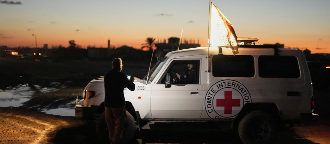 Ein Fahrzeug des Roten Kreuzes im Gazastreifen auf den Weg zum Grenzübergang nach Israel.
