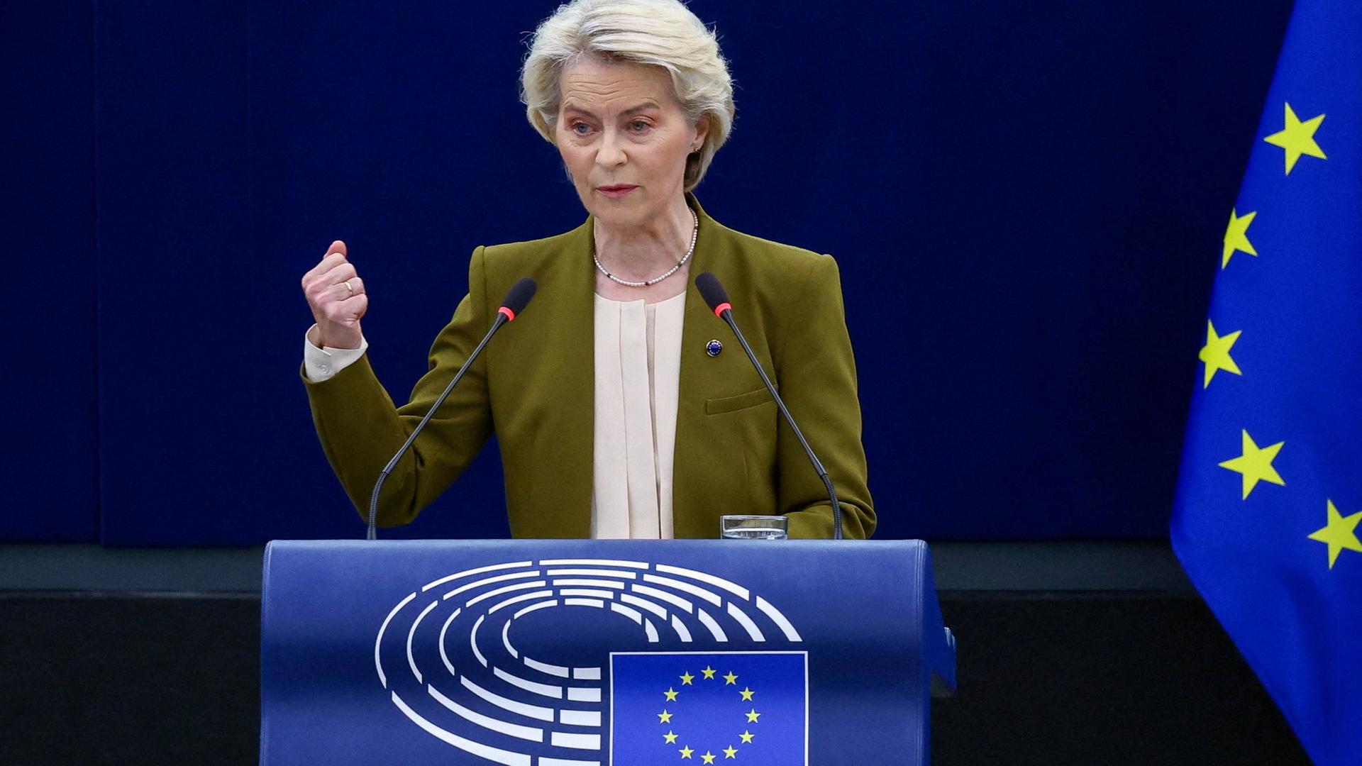 Ursula von der Leyen ballt während einer Rede vor dem EU-Parlament die Faust. | REUTERS