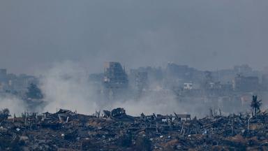 Zerstörte Gebäude und Rauch im Gazastreifen