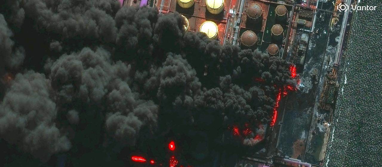 Eine Satellitenaufnahme zeigt eine brennende Industrieanlage. (Archivbild: 27.3.2026)