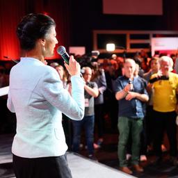 BSW-Chefin Sahra Wagenknecht spricht auf der Wahlparty ihrer Partei in Berlin zu ihren Anhängern.