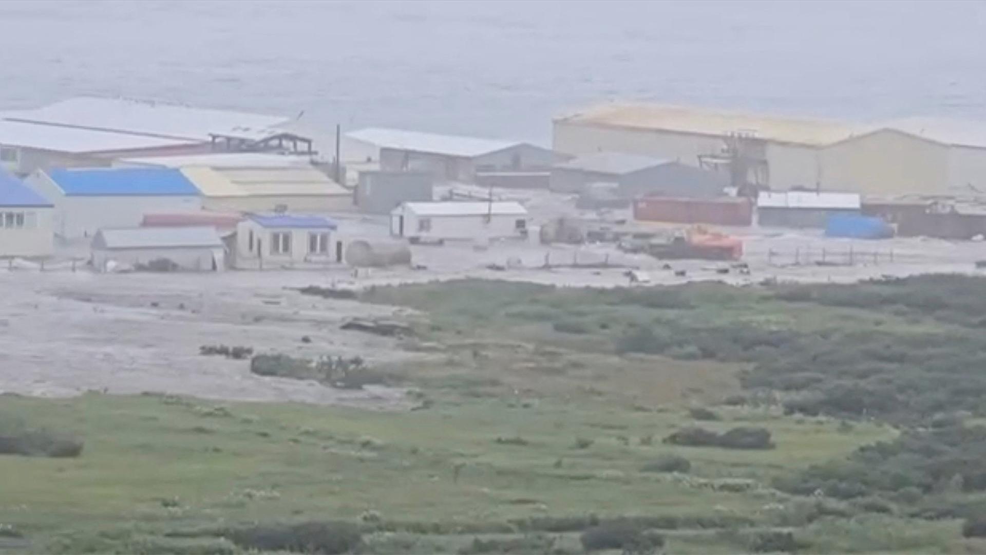 Eine Welle überschwemmt Häuser in Severo-Kurilsk, Kamtschatka. | via REUTERS