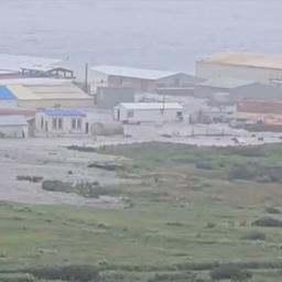 Eine Welle überschwemmt Häuser in Severo-Kurilsk, Kamtschatka.