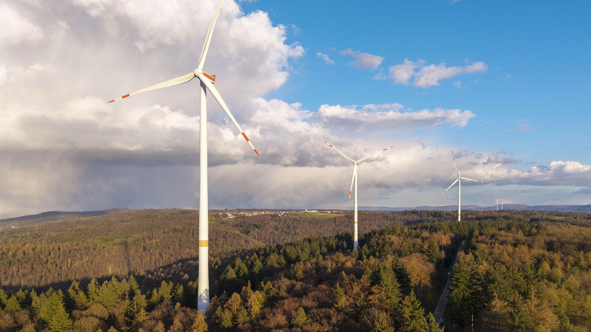 WindrÃ¤der stehen auf einem bewaldeten HÃ¼gel in Baden -WÃ¼rttemberg. | picture alliance / imageBROKER