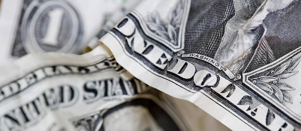 Zerknitterte Ein-Dollar-Scheine.