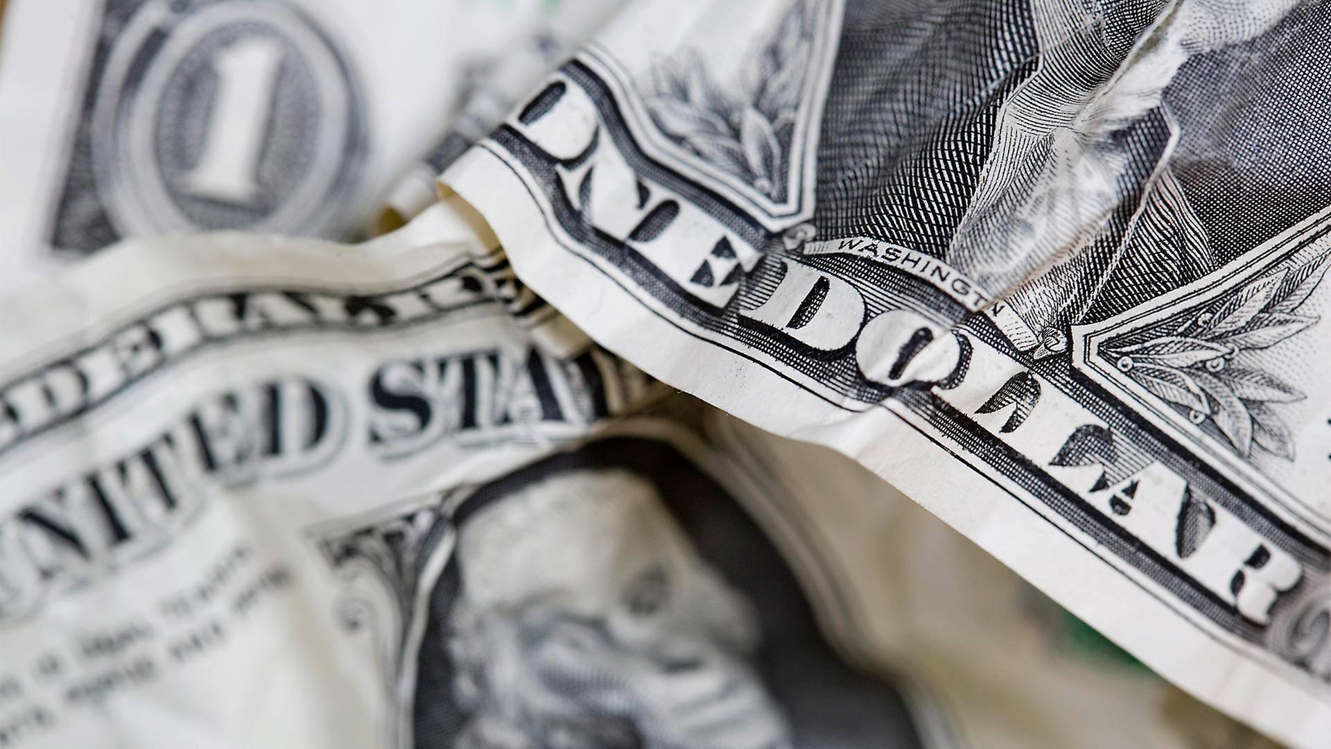 Zerknitterte Ein-Dollar-Scheine. | picture alliance / imageBROKER