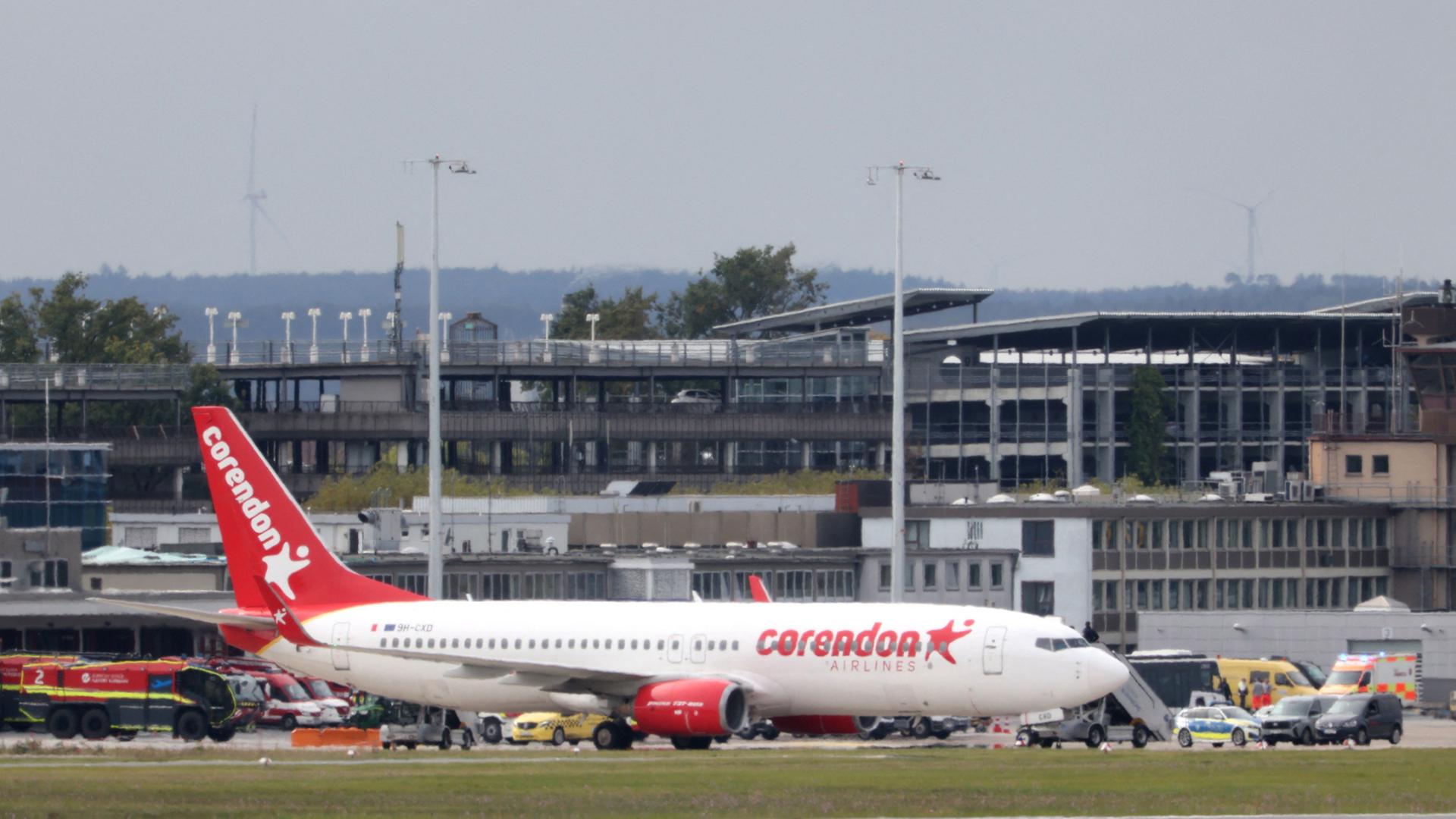 Eine Maschine der Fluggesellschaft Corendon steht auf dem Nürnberger Flughafengelände. | Daniel Löb/dpa