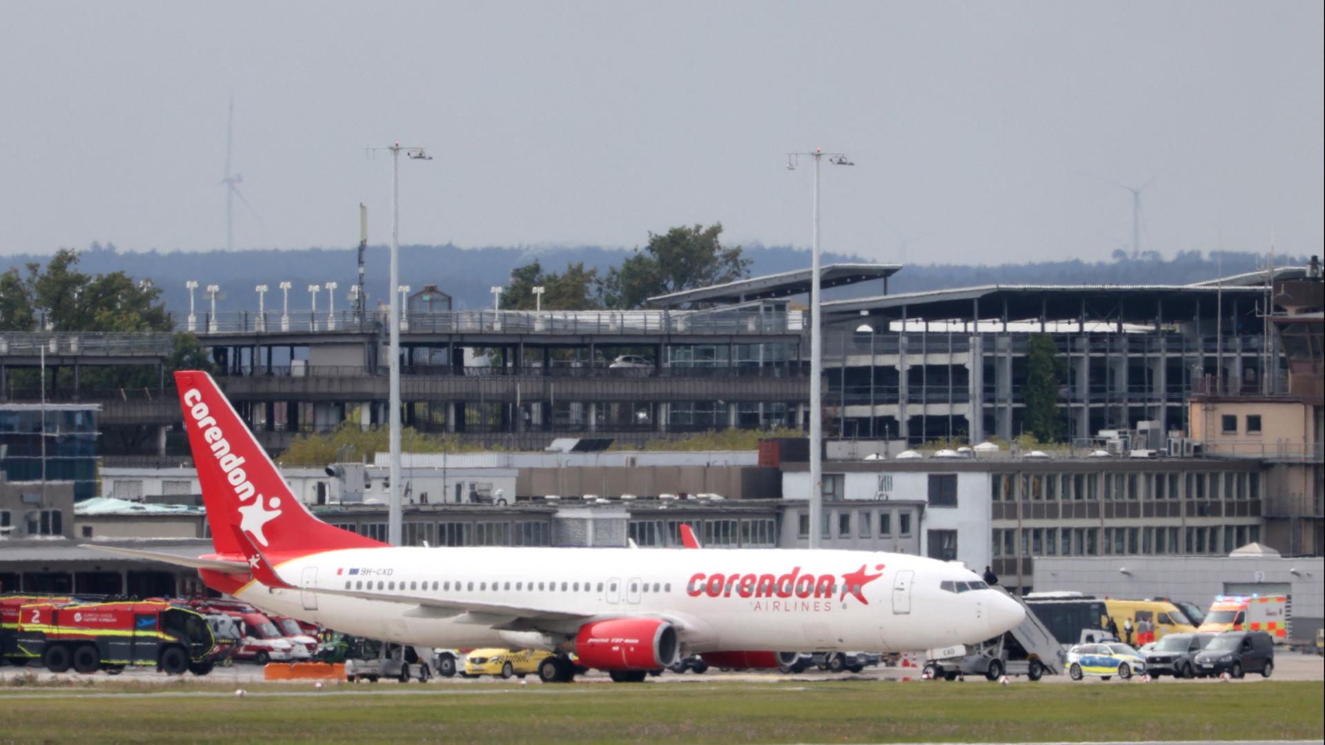 Eine Maschine der Fluggesellschaft Corendon steht auf dem Nürnberger Flughafengelände. | Daniel Löb/dpa