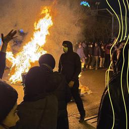Demonstranten auf einer Straße in Teheran