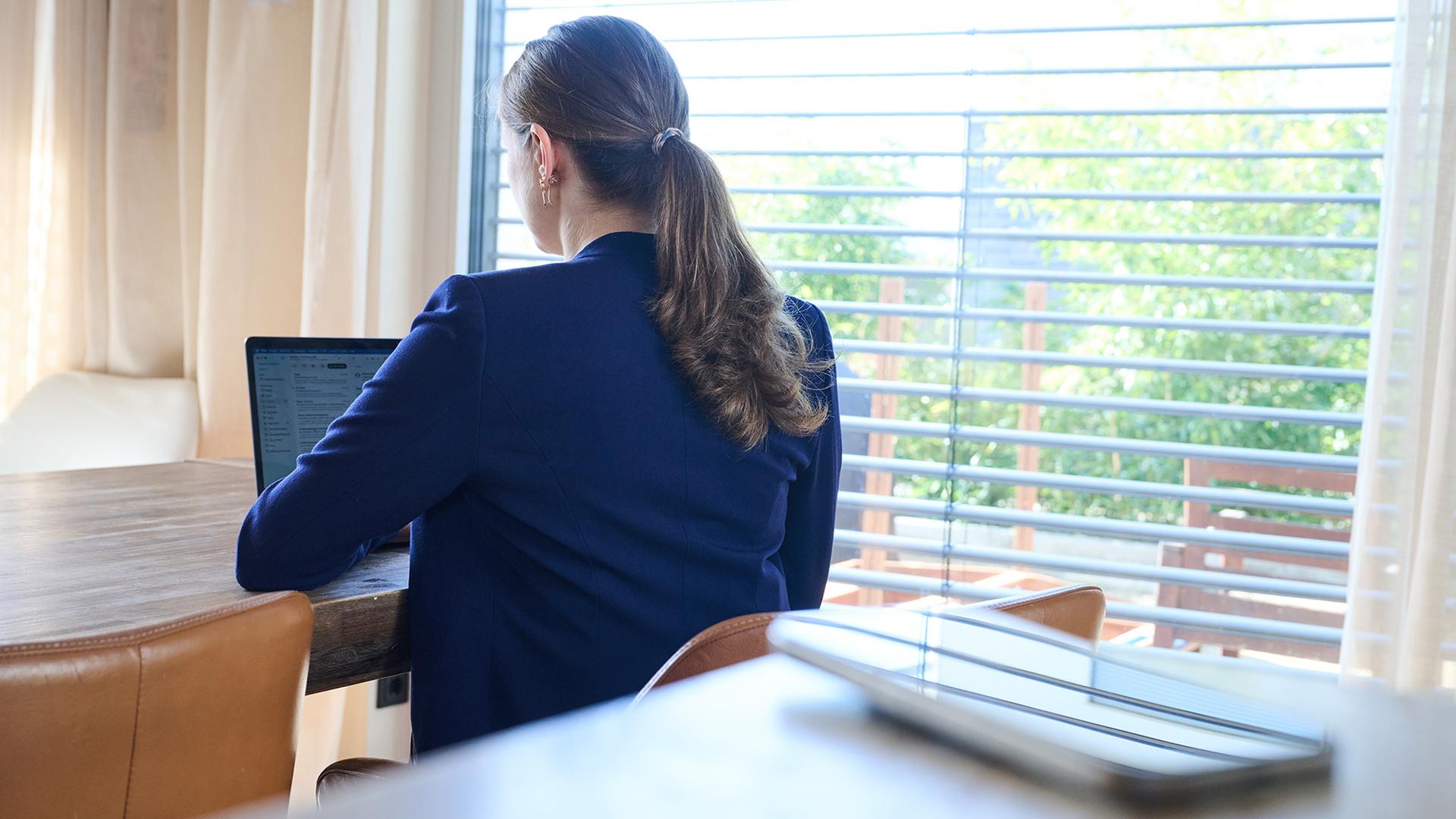 Eine Frau arbeitet an einem Laptop. | picture alliance/dpa