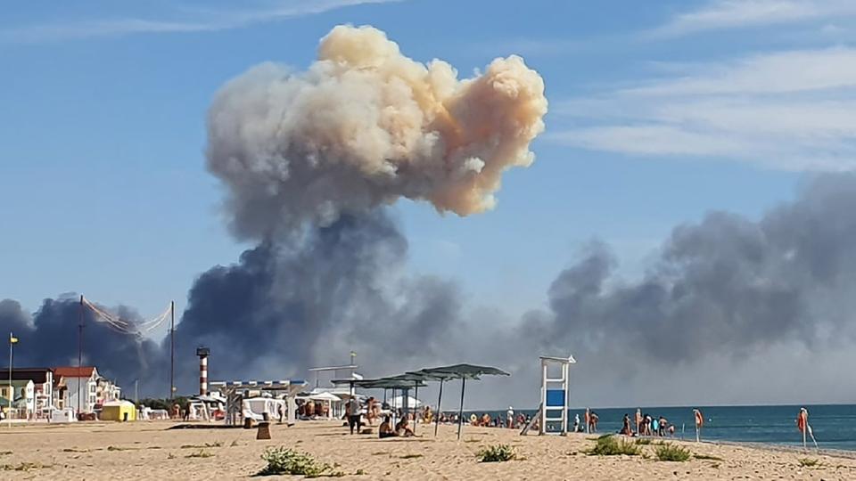 Rauch steigt nach einer Explosionen aus Richtung eines russischen Militärflugplatzes auf der Krim in den Himmel.