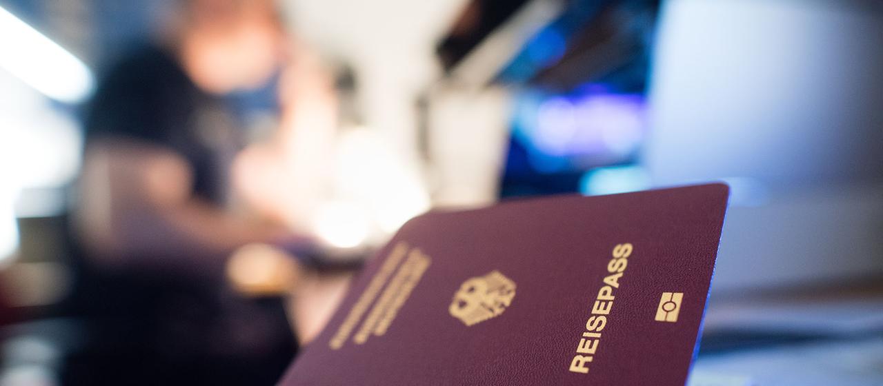 Ein deutscher Reisepass | dpa Ein deutscher Reisepass