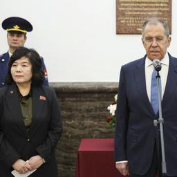 Sergej Lawrow und Choe Son Hui am Jaroslawski-Bahnhof in Moskau 