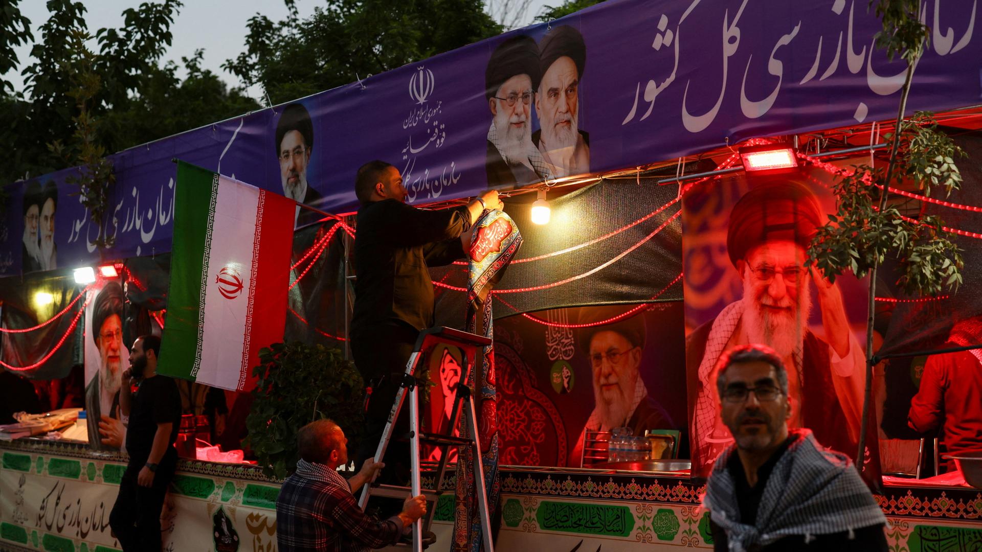 In Teheran laufen die Vorbereitungen für die Trauerzeremonie für Ali Chamenei. | REUTERS/Murad Sezer