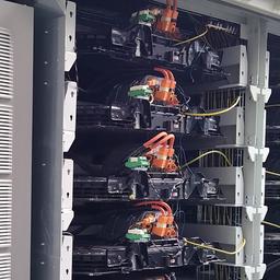 EnBW-Speicher mit ausgemusterten Batterien aus Elektroautos von Audi.