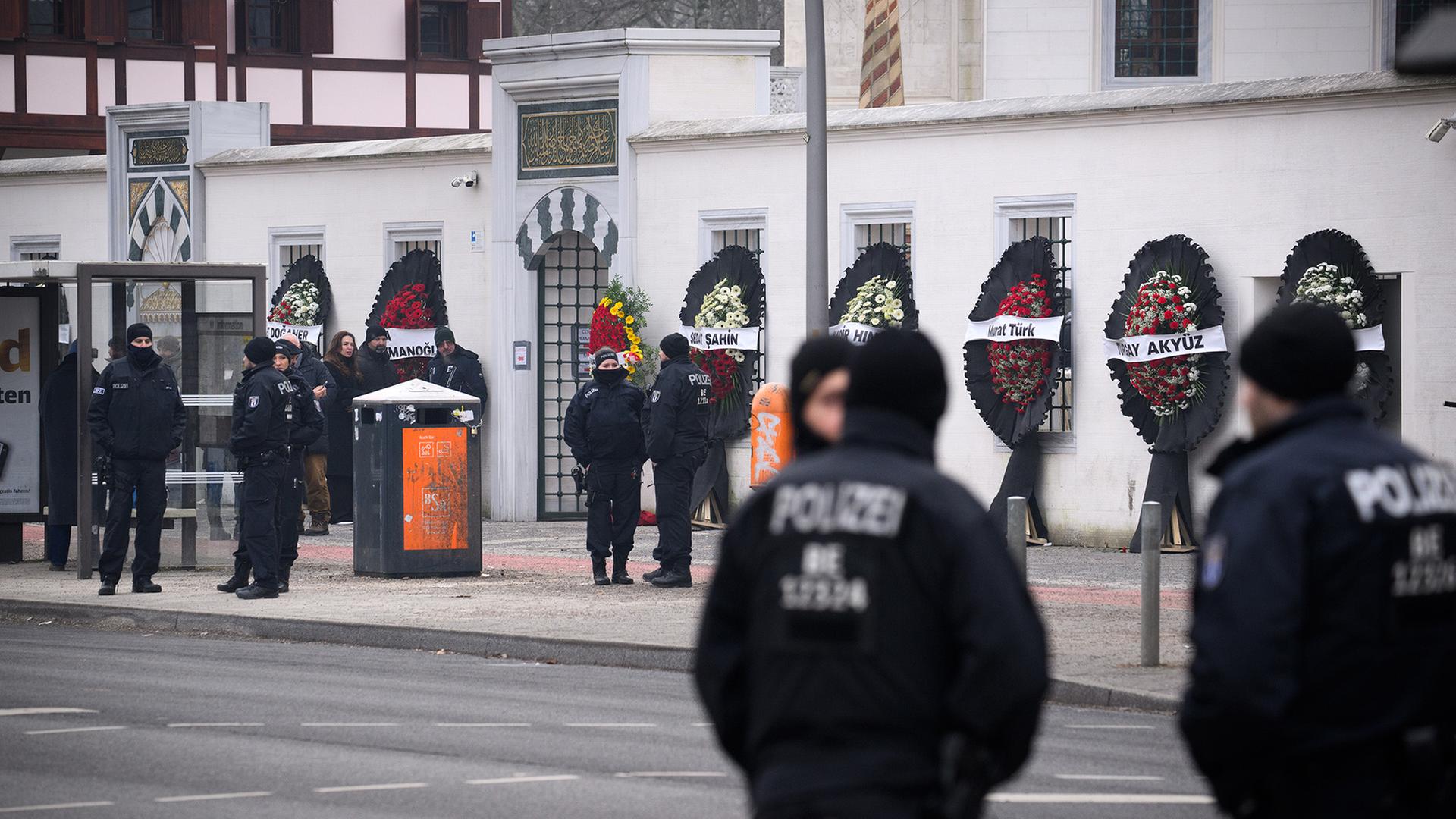 Polizeibeamte stehen anlÃ¤sslich eines Trauergebets vor der Beerdigung eines 62-JÃ¤hrigen vor der NeukÃ¶llner Sehitlik-Moschee. (Quelle: dpa/Jutrczenka) | dpa/Jutrczenka