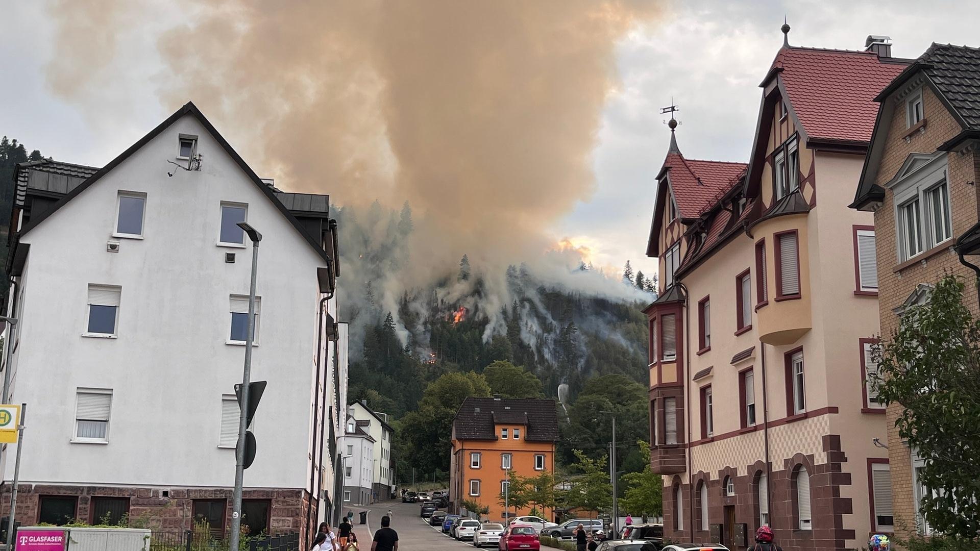 Waldbrand in Schramberg breitet sich aus, Gewitter in Teilen von BW, Lockerung des Lkw-Fahrverbots bleibt umstritten
