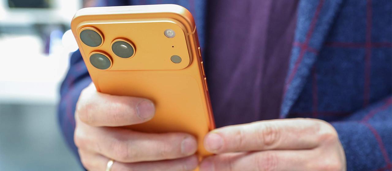Eîne Person hält ein iPhone 17 Pro in der Hand.