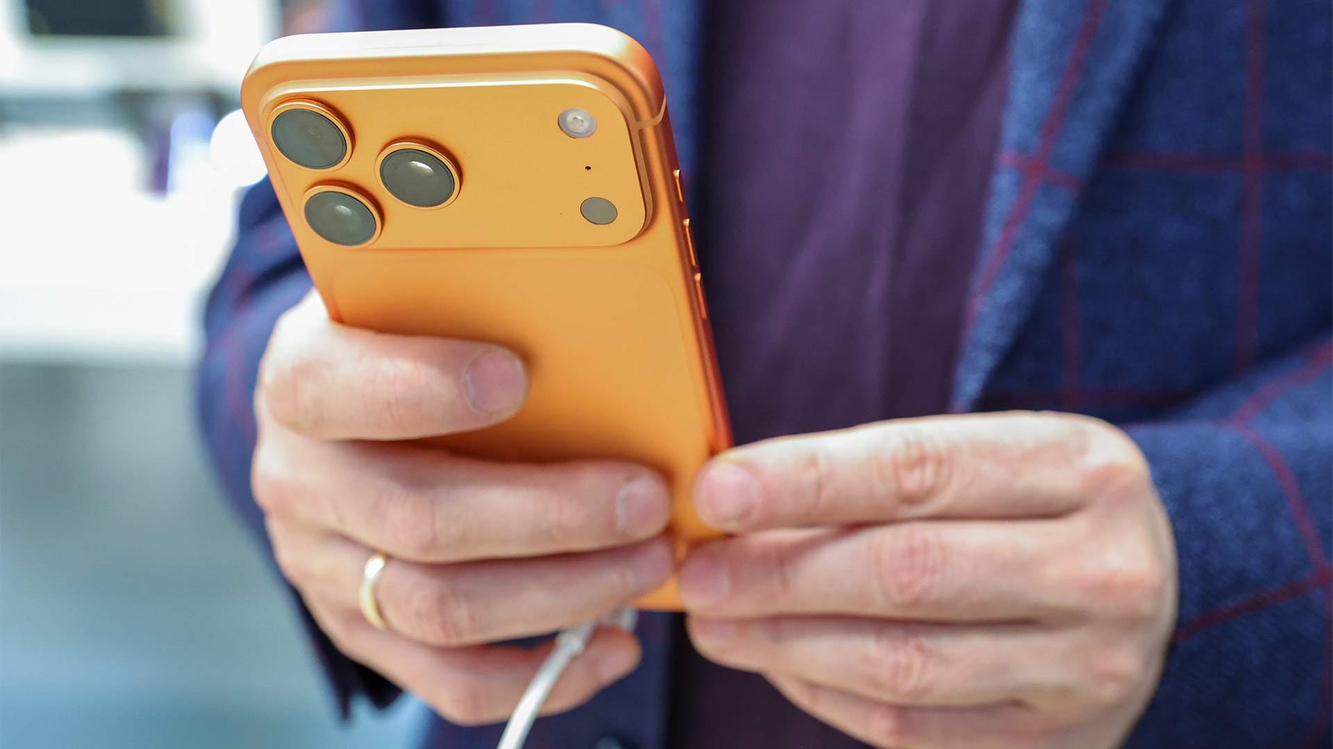 Eîne Person hält ein iPhone 17 Pro in der Hand. | picture alliance / Picvario Medi