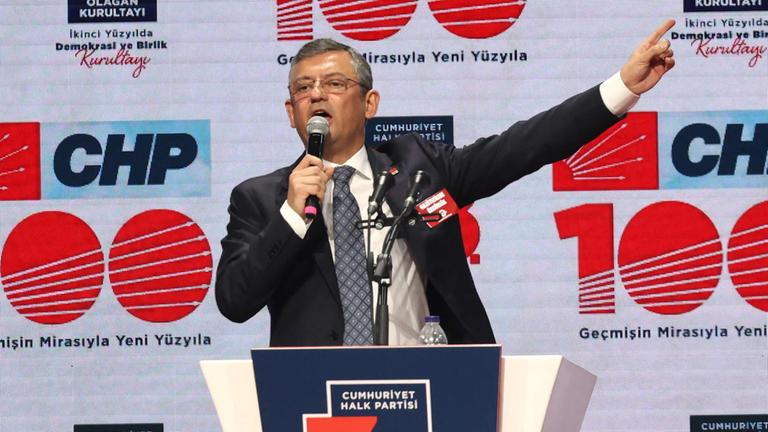 Özgür Özel bei einer Rede auf dem CHP-Parteitag in Ankara