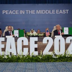 Donald Trump und Abdel Fattah al-Sisi zeigen in Scharm el Scheich ein Dokument