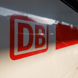 Das Logo der Deutschen Bahn prangt auf einem ICE-Waggon.