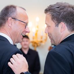 Merz und Klingbeil beim Bundespresseball 2022