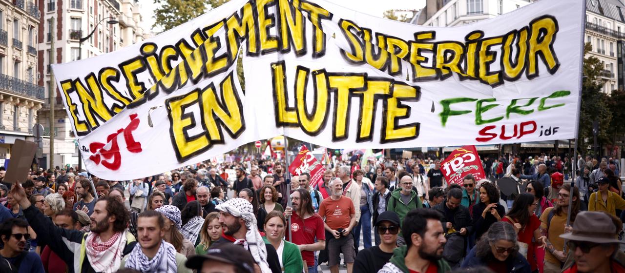 Menschen demonstrieren während eines landesweiten Protesttages der Gewerkschaften in Paris,