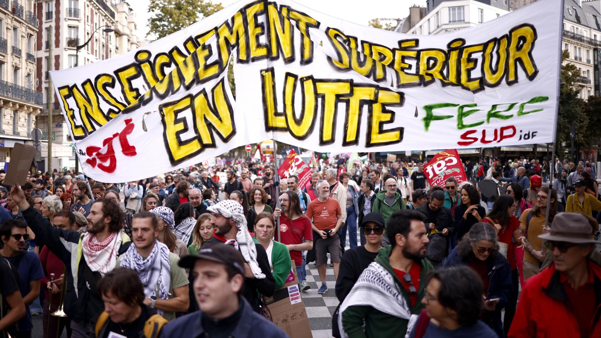 Menschen demonstrieren während eines landesweiten Protesttages der Gewerkschaften in Paris, | EPA