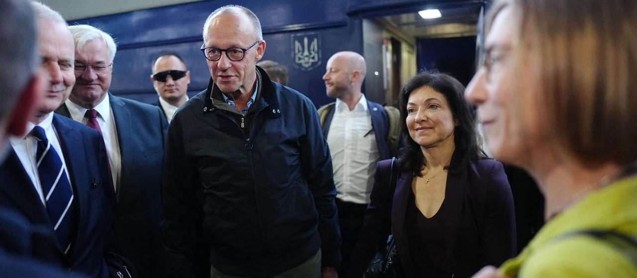 Friedrich Merz und Katherina Reiche am Bahnhof in Kiew